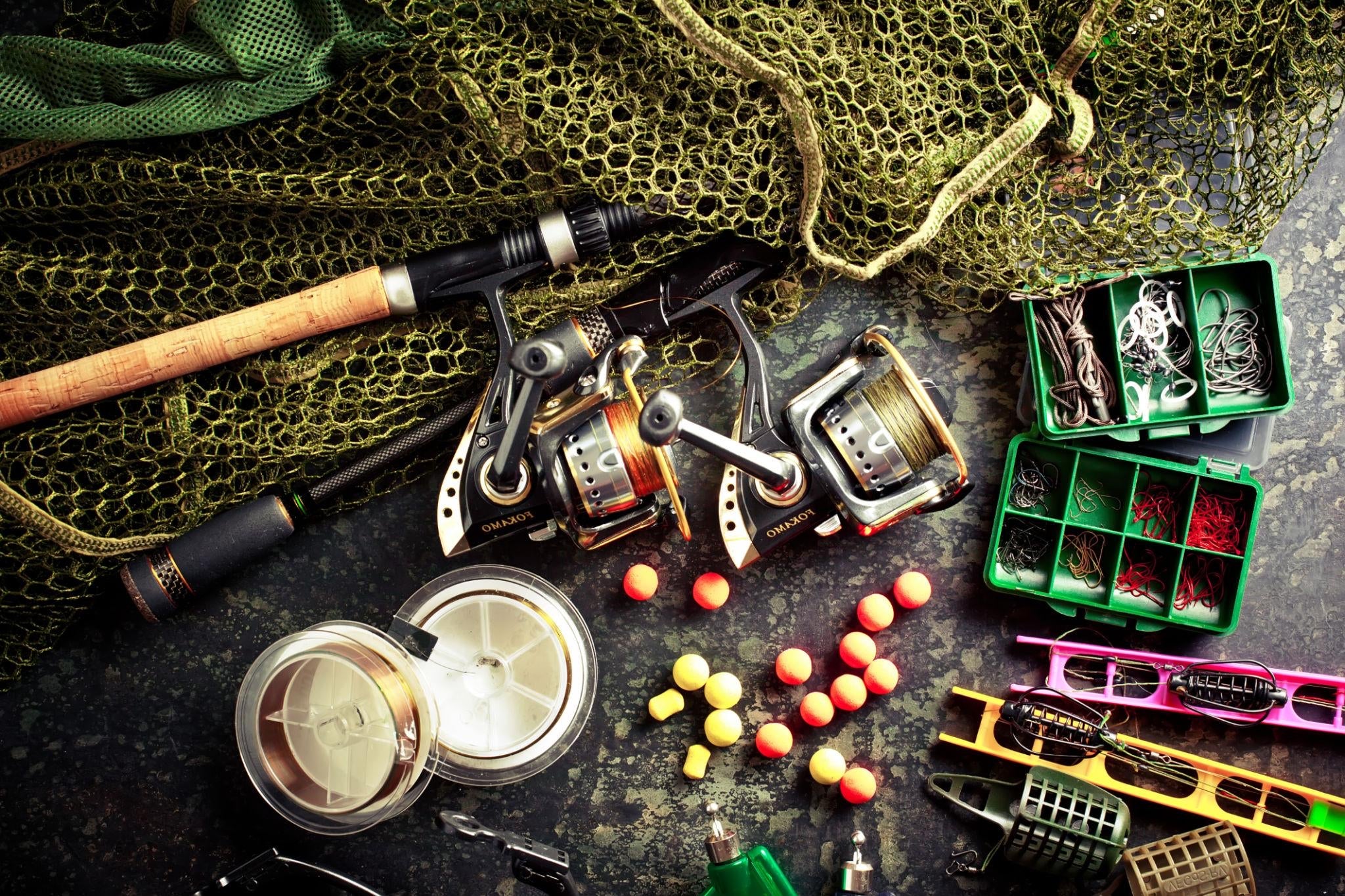 Complete saltwater tackle starter kit with essential hooks